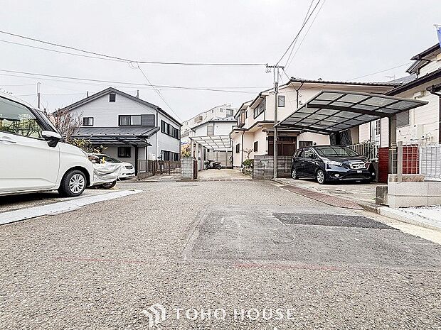 前面道路含む現地写真『快適』は「家」と「街」と「環境」が調和した時に訪れるだと改めて感じさせてくれます。