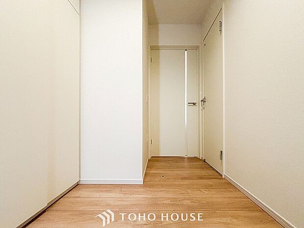 上質感漂う廊下。居住者の帰り、訪れる方を優しく迎える・安らぎに満ちた生活空間を予感させる。