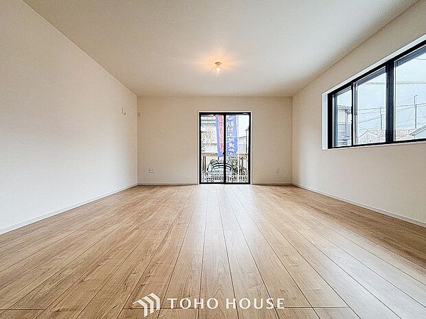 爽やかな色合いのフローリングと清潔感の溢れるクロスが明るい空間を創り出しているリビングダイニング。