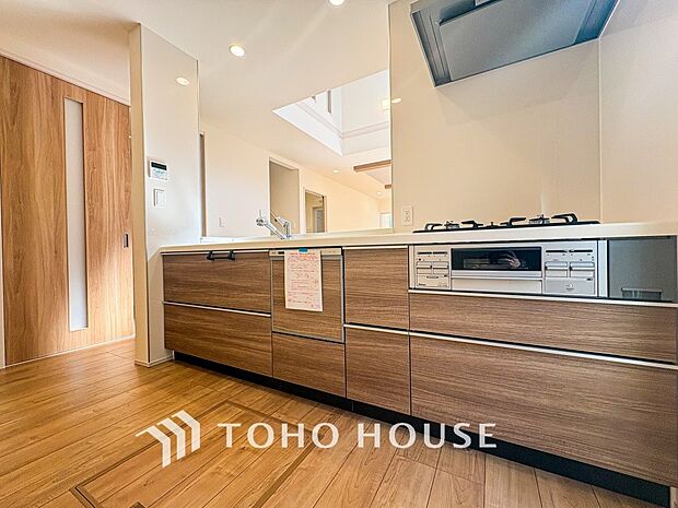 リビング全体が見渡せる配置がされ、ご家族との会話を楽しみながらお料理できます。