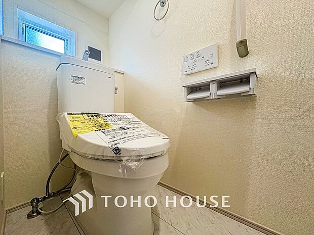 換気と明るさに配慮した、清潔感溢れるトイレ。落ち着いた空間で安らぎのひとときをお過ごしいただけます。