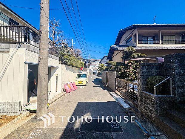 前面道路含む現地写真『快適』は「家」と「街」と「環境」が調和した時に訪れるだと改めて感じさせてくれます。