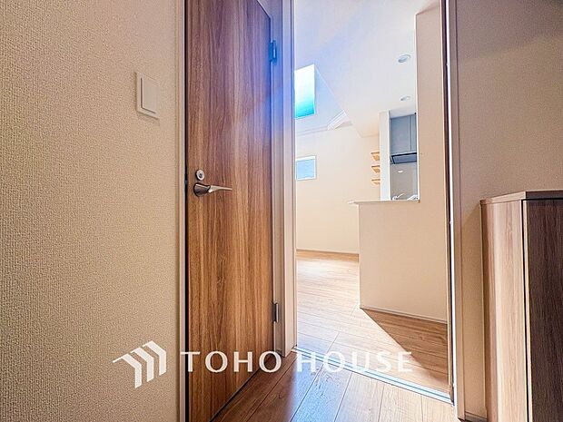 やわらかな陽射しがふりそそぎ、ゆったりした時間が流れる室内。