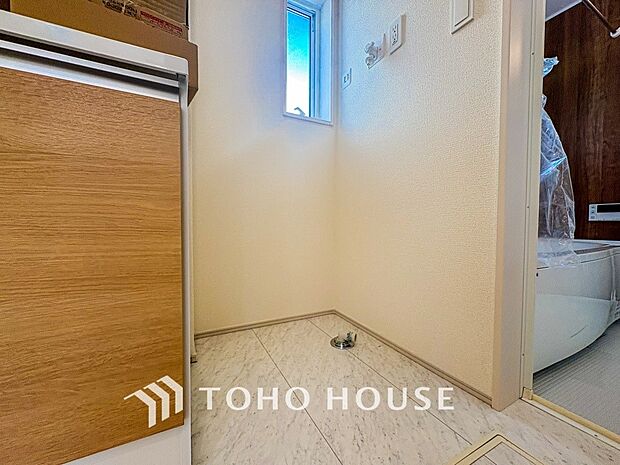 洗濯機を配置しても十分なスペースを確保しております。