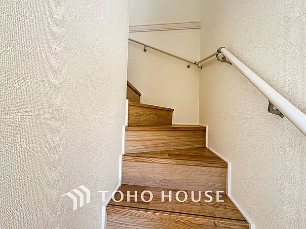 各フロアを結ぶ階段。集いの空間と一人の時間を楽しむプライベートルームをバランスよく繋いでいます。