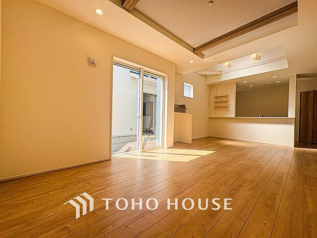 忙しい朝でも、しっかり家族が揃って食事をして頂けるゆとりある大きさのダイニングスペース。