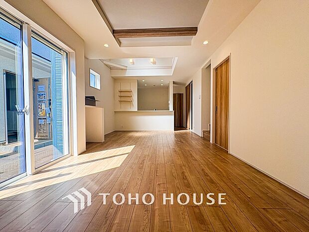 光と風があふれる開放的なリビングダイニングには自然と家族みんなが集まってきます。