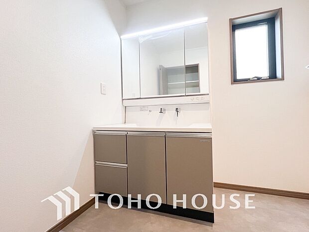 洗面台・洗面所三面鏡裏収納には化粧品や洗面用品類をすっきり整理できます。