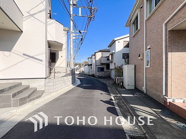 前面道路含む現地写真『快適』は「家」と「街」と「環境」が調和した時に訪れるだと改めて感じさせてくれます。