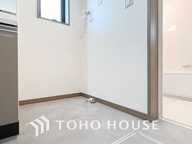 洗濯機を配置しても十分なスペースを確保しております。