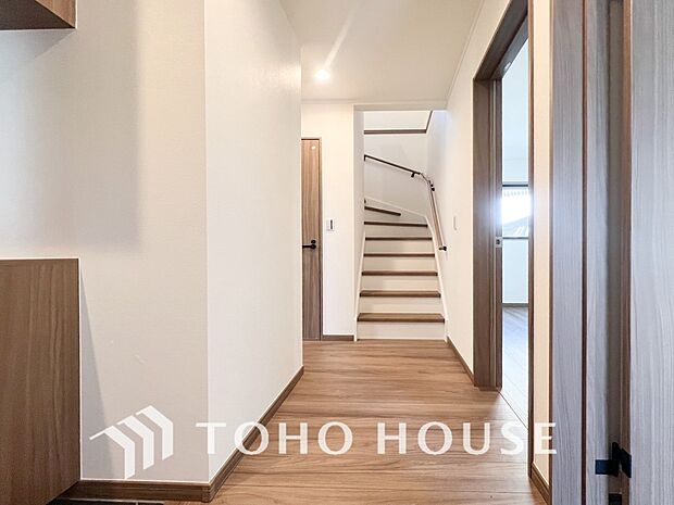 上質感漂う廊下。居住者の帰り、訪れる方を優しく迎える・安らぎに満ちた生活空間を予感させる。