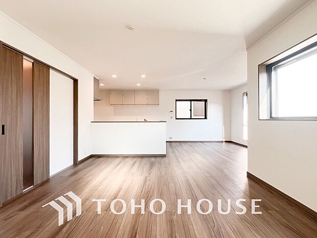 爽やかな色合いのフローリングと清潔感の溢れるクロスが明るい空間を創り出しているリビングダイニング。