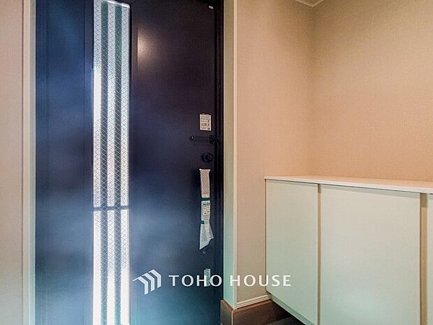 居住者の帰り、訪れる方を優しく迎えてくれる開放感のある玄関。