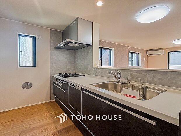 機能的で使い勝手のよさそうなキッチン。明るく清潔感があります。