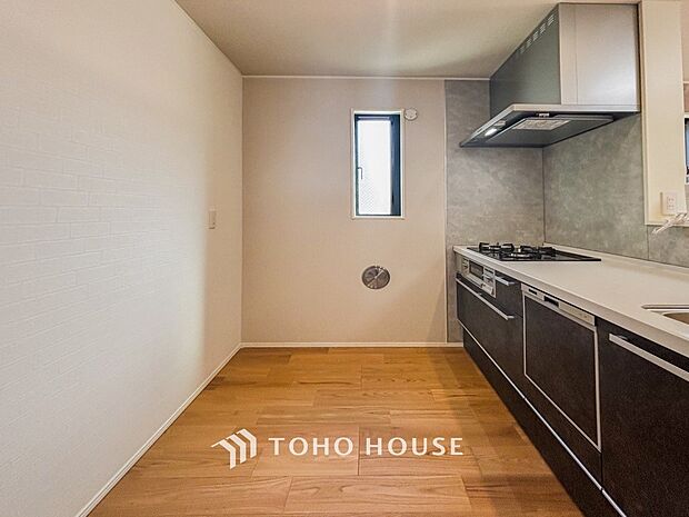 機能的で使い勝手のよさそうなキッチン。明るく清潔感があります。