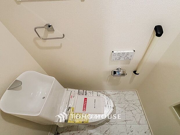 トイレはシンプルにホワイトで統一した温水洗浄付です。