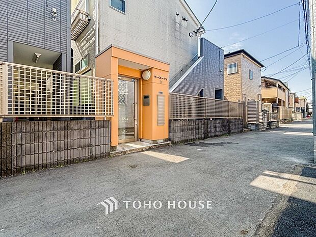 前面道路含む現地写真『快適』は「家」と「街」と「環境」が調和した時に訪れるだと改めて感じさせてくれます。