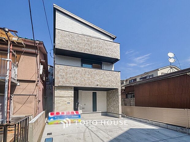 爽やかな青空の下に贅沢なほどに降り注ぐ陽光、豊かな居住性と、クオリティが見事に調和した住空間。