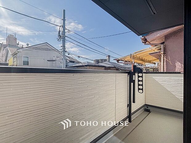 暮らしの中で光と風を演出してくれるバルコニー。