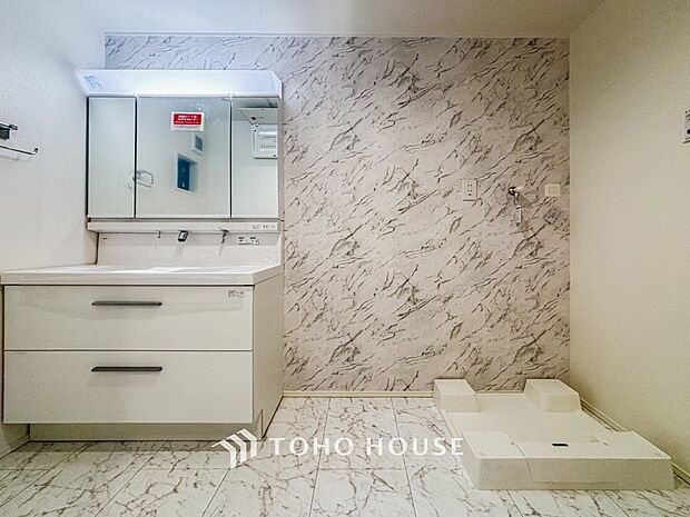 清潔感のあるカラーで統一されたプライベート空間は、身だしなみチェックや肌のお手入れに最適です。