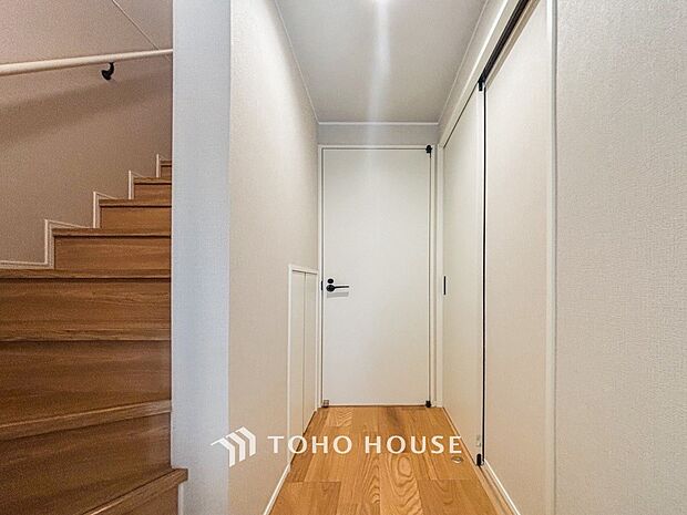 上質感漂う廊下。居住者の帰り、訪れる方を優しく迎え安らぎに満ちた生活空間を予感させます。