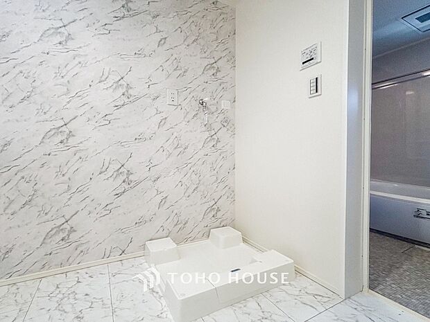 洗濯機を配置しても十分なスペースを確保しております。