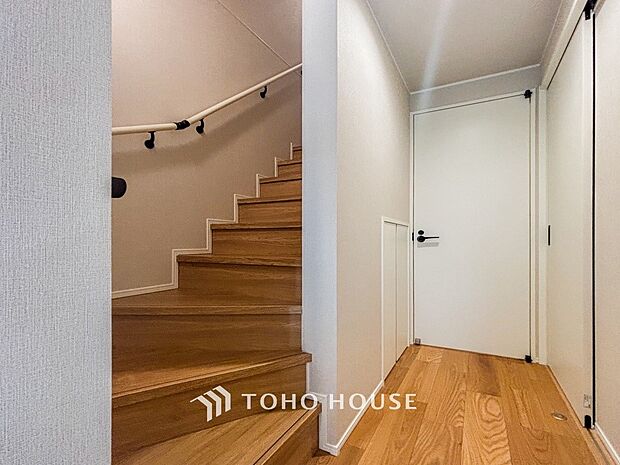 各フロアを結ぶ階段。集いの空間と一人の時間を楽しむプライベートルームをバランスよく繋いでいます。