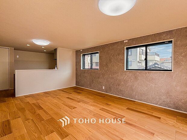 忙しい朝でも、しっかり家族が揃って食事をして頂けるゆとりある大きさのダイニングスペース。