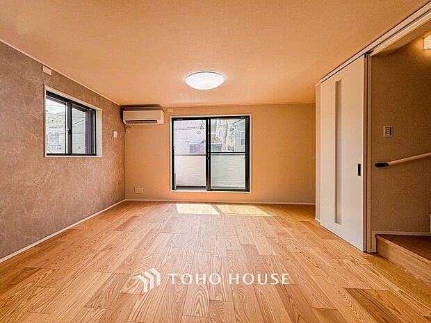 家族と過ごすひと時を溢れる光が優しく包み込むリビングダイニング。