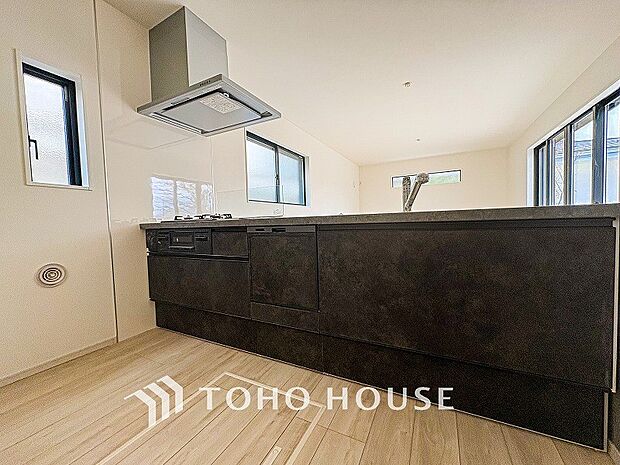 お手入れのしやすいすっきりしたシステムキッチンを採用しました。