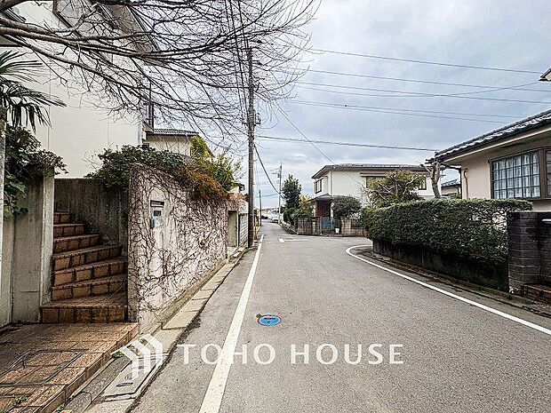 前面道路含む現地写真『快適』は「家」と「街」と「環境」が調和した時に訪れるだと改めて感じさせてくれます。