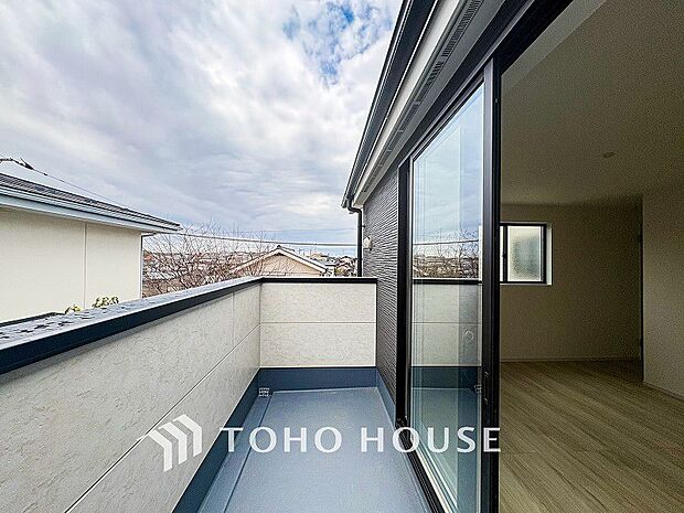 暮らしの中で光と風を演出してくれるバルコニー。