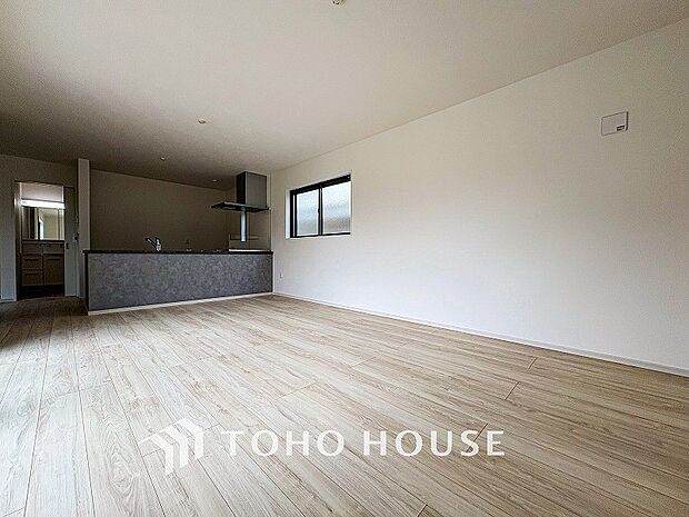 対面式キッチンのあるLDKで家族の会話が弾みます。