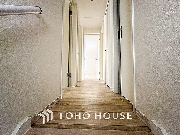 上質感漂う廊下。居住者の帰り、訪れる方を優しく迎える・安らぎに満ちた生活空間を予感させる。