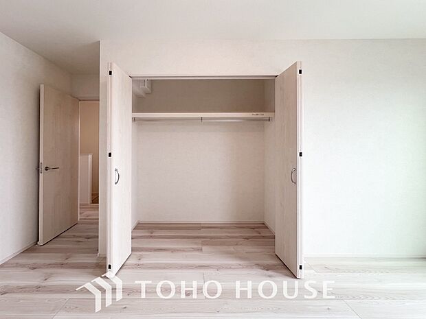 衣類だけでなく大きな荷物も収納でき、お部屋がすっきりします。