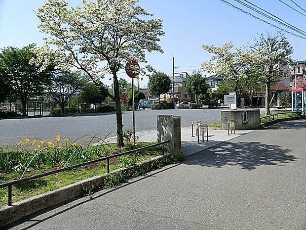 ソフトボールや少年野球もできるグラウンドがあります。ブランコや滑り台、お砂場などもあり、小さなお子様の毎日の遊び場にもお勧めです。