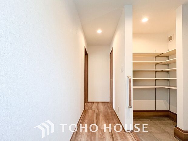 上質感漂う廊下。居住者の帰り、訪れる方を優しく迎え安らぎに満ちた生活空間を予感させます。