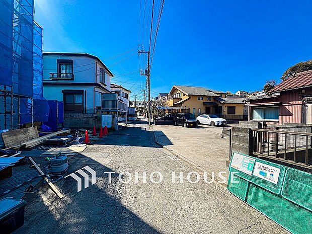 前面道路含む現地写真『快適』は「家」と「街」と「環境」が調和した時に訪れるだと改めて感じさせてくれます。