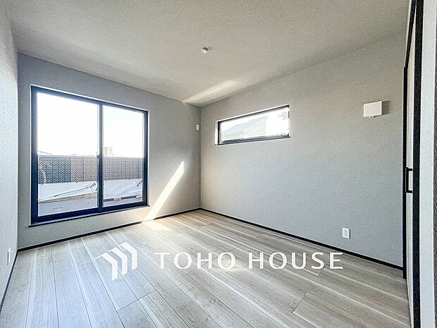 大きな窓からたっぷりと陽光が注がれる明るい空間。家族の成長に対応できる永住仕様の間取り。