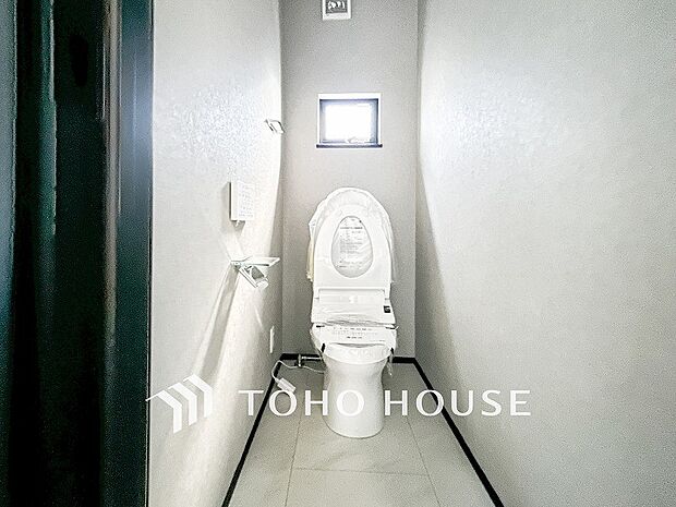 換気と明るさに配慮した清潔感溢れるトイレ。落ち着いた空間で安らぎのひとときをお過ごしいただけます。