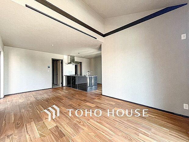 ご家族の笑い声が絶えず聞こえてきそうな広いリビング。柔らかな色調、質感で、ゆったりとしたくつろぎの空間を演出。