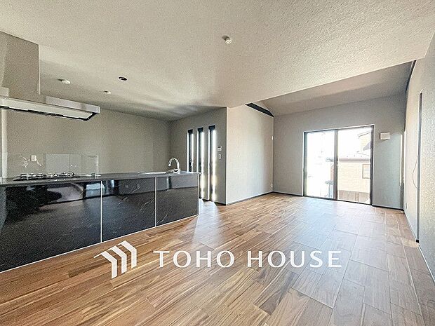 ご家族みんながゆったり寛げる広々リビング。対面式キッチンのあるLDKで家族の会話が弾みます。