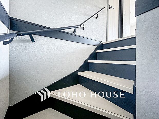 階段にはお子様やお年寄りに安心な手すりをご用意。