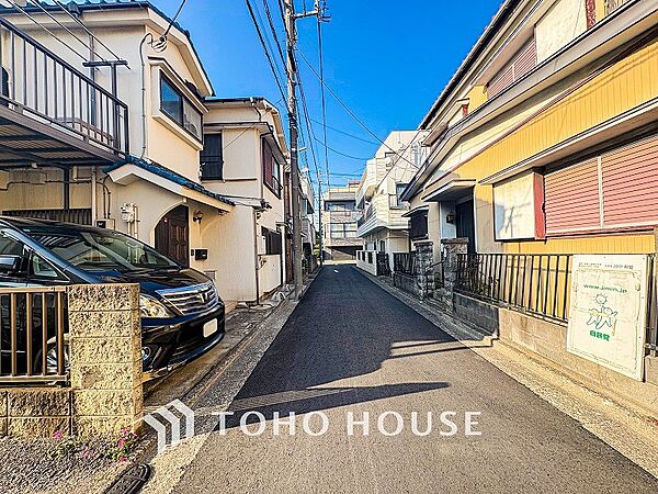 前面道路含む現地写真『快適』は「家」と「街」と「環境」が調和した時に訪れるだと改めて感じさせてくれます。