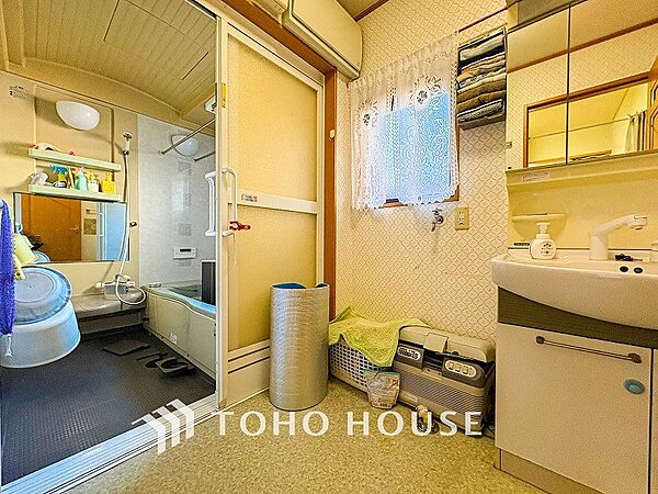 小窓が設置され、湿気がこもりやすい室内の換気・採光に配慮されています。