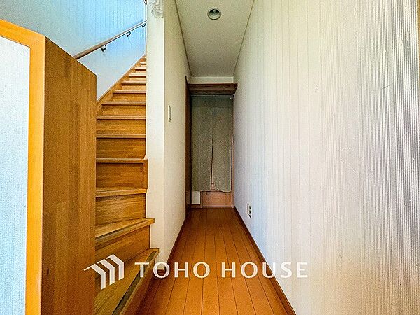 上質感漂う廊下。居住者の帰り、訪れる方を優しく迎える・安らぎに満ちた生活空間を予感させる。