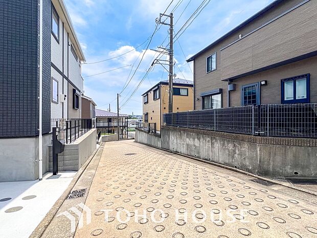 前面道路含む現地写真『快適』は「家」と「街」と「環境」が調和した時に訪れるだと改めて感じさせてくれます。