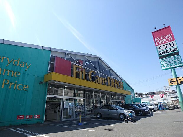 薬・化粧品の他、食品や雑貨等の取り扱いがございます。日常の買い物がスピーディーにできる品揃えです。
