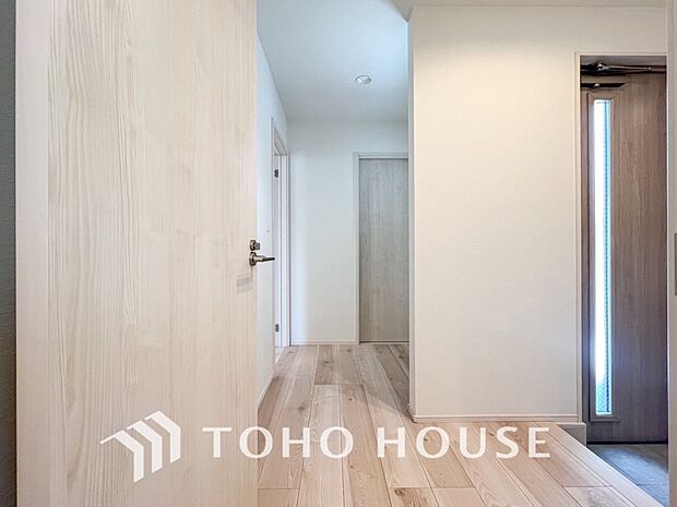 上質感漂う廊下。居住者の帰り、訪れる方を優しく迎え安らぎに満ちた生活空間を予感させます。