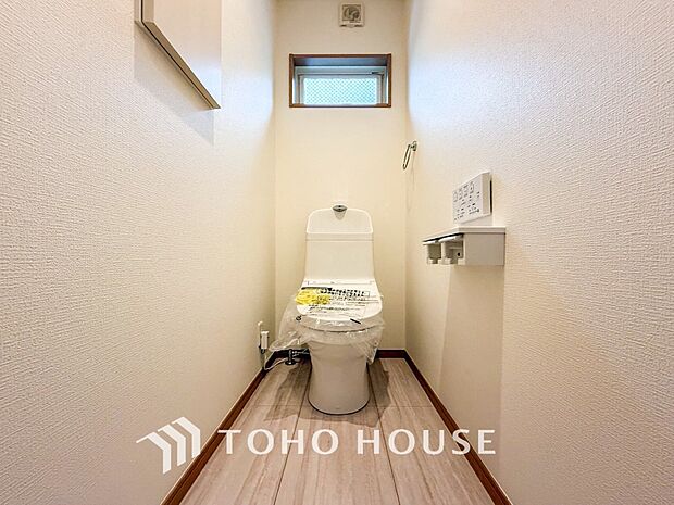 換気と明るさに配慮した清潔感溢れるトイレ。落ち着いた空間で安らぎのひとときをお過ごしいただけます。